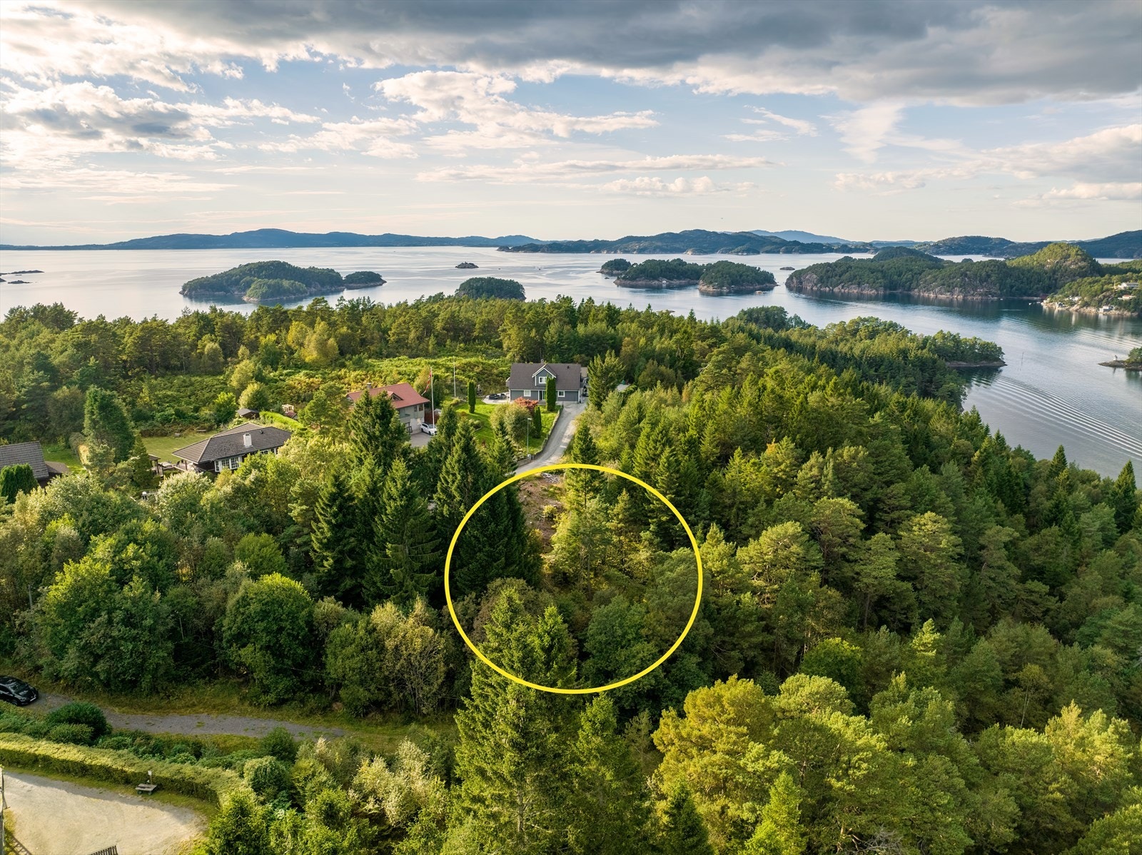 Området byr på unike tur- og rekreasjonsmuligheter til både sjø og skogsområder. Bare et par hundre meter unna finner en inngangspunkt til Strønos stolte fjell, Hjortåsen. Galleribilde