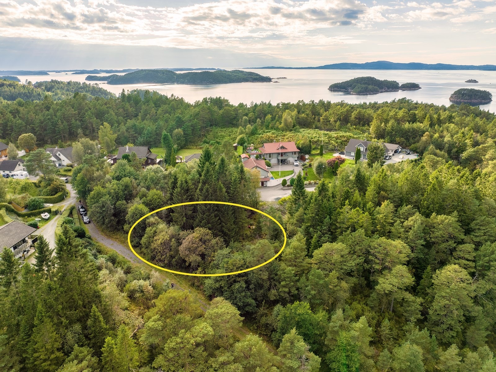 Fra tomten er det gangavstand til barneskole og barnehage Galleribilde