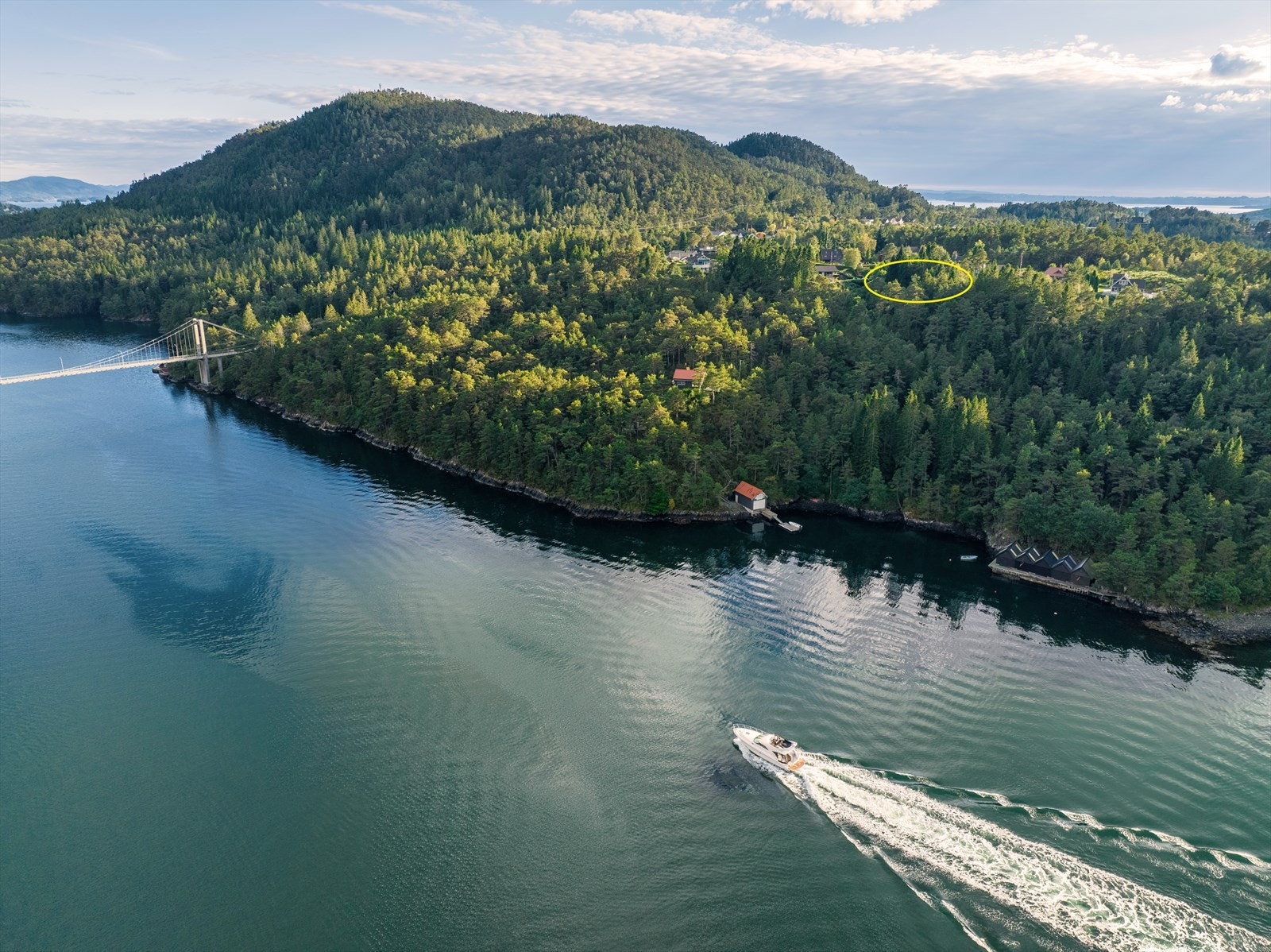 Velkommen til idylliske Strøno! Presentert er en sjønær tomt på 1 mål hvor boligdrømmen din kan realiseres. Her er du boende i grønne omgivelser og bare noen korte skritt unna sjøen Galleribilde