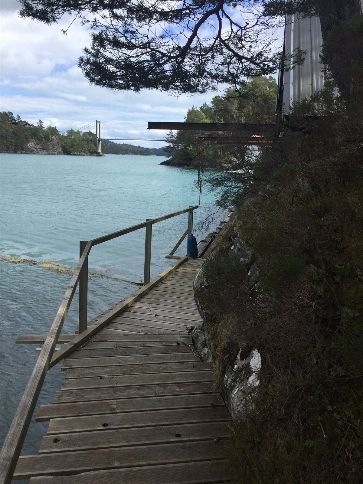 Med eget naust bare en kort spasertur unna eiendommen er det bare å glede seg til alle somrene en har foran seg! (Det presiseres at megler ikke har et salgsoppdrag med å selge naustet) Galleribilde