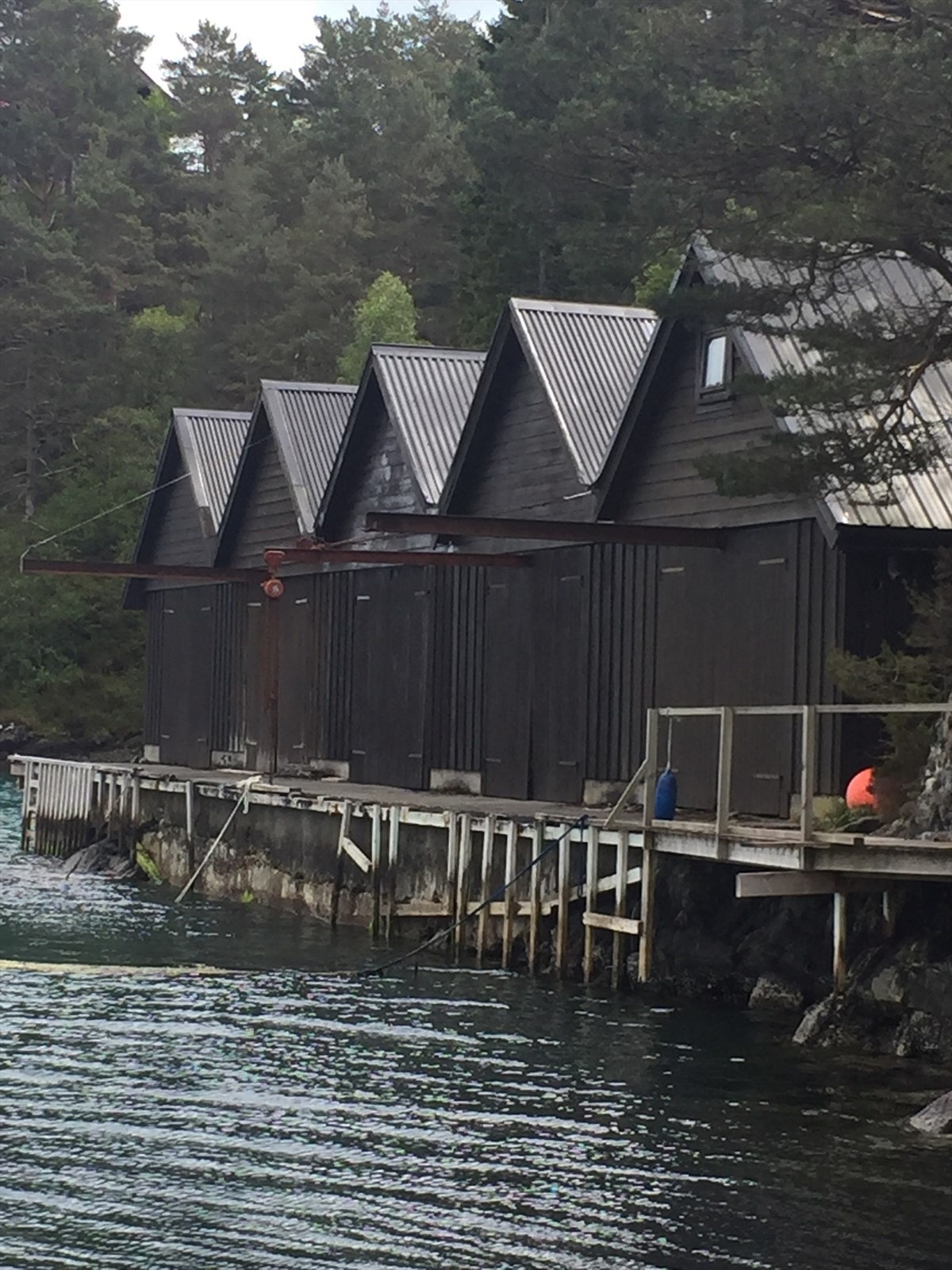 Her har du også muligheten til å kjøpe et naust - bare et godt steiknast unna tomten. Galleribilde