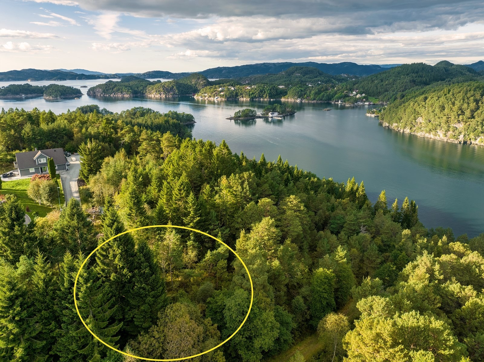 Tomten er på 1050 kvm - her kan familien skape drømmehjemmet. Galleribilde