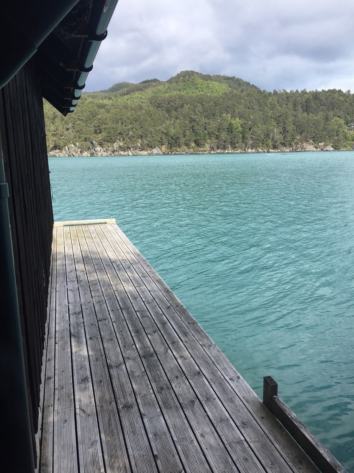 Naustet fremheves igjen. Her har du altså muligheten til å bygge boligen du ønsker i vakre omgivelser, beliggende tett på sjø og potensielt med eget naust. (Selgers bilde av naustet) Det presiseres at megler ikke har et salgsoppdrag med å selge naustet Galleribilde