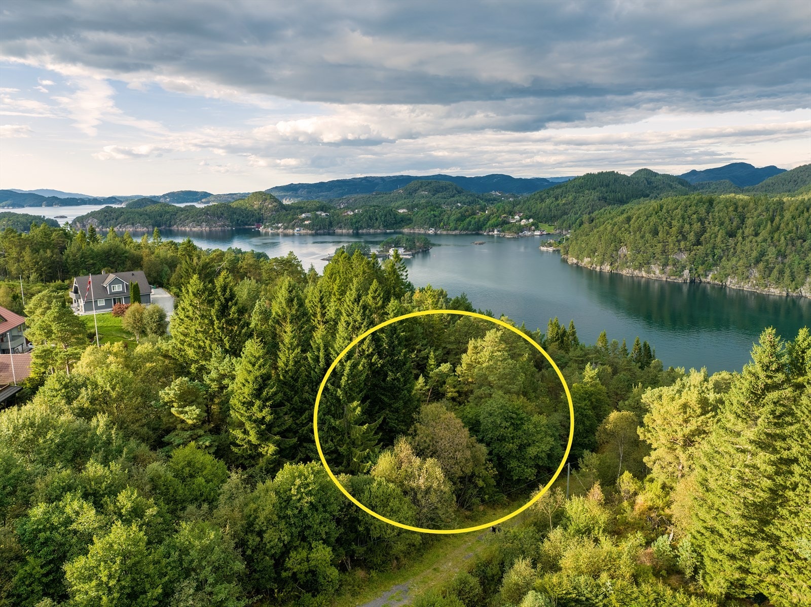 Tomten ligger i et skjermet og landlig område på Nordstrøno Galleribilde