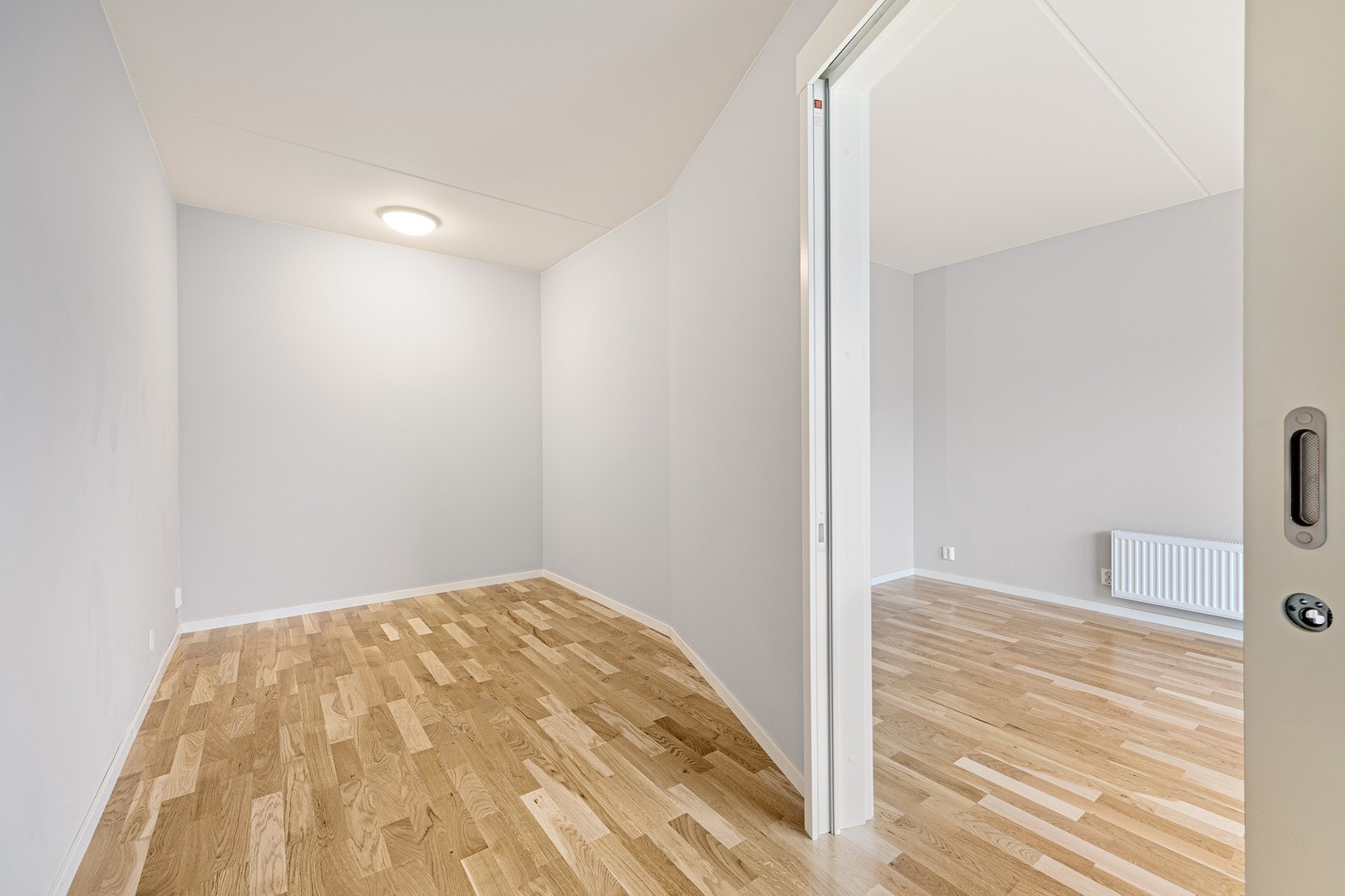 Soverommet med plass til seng og øvrig møblement. Galleribilde
