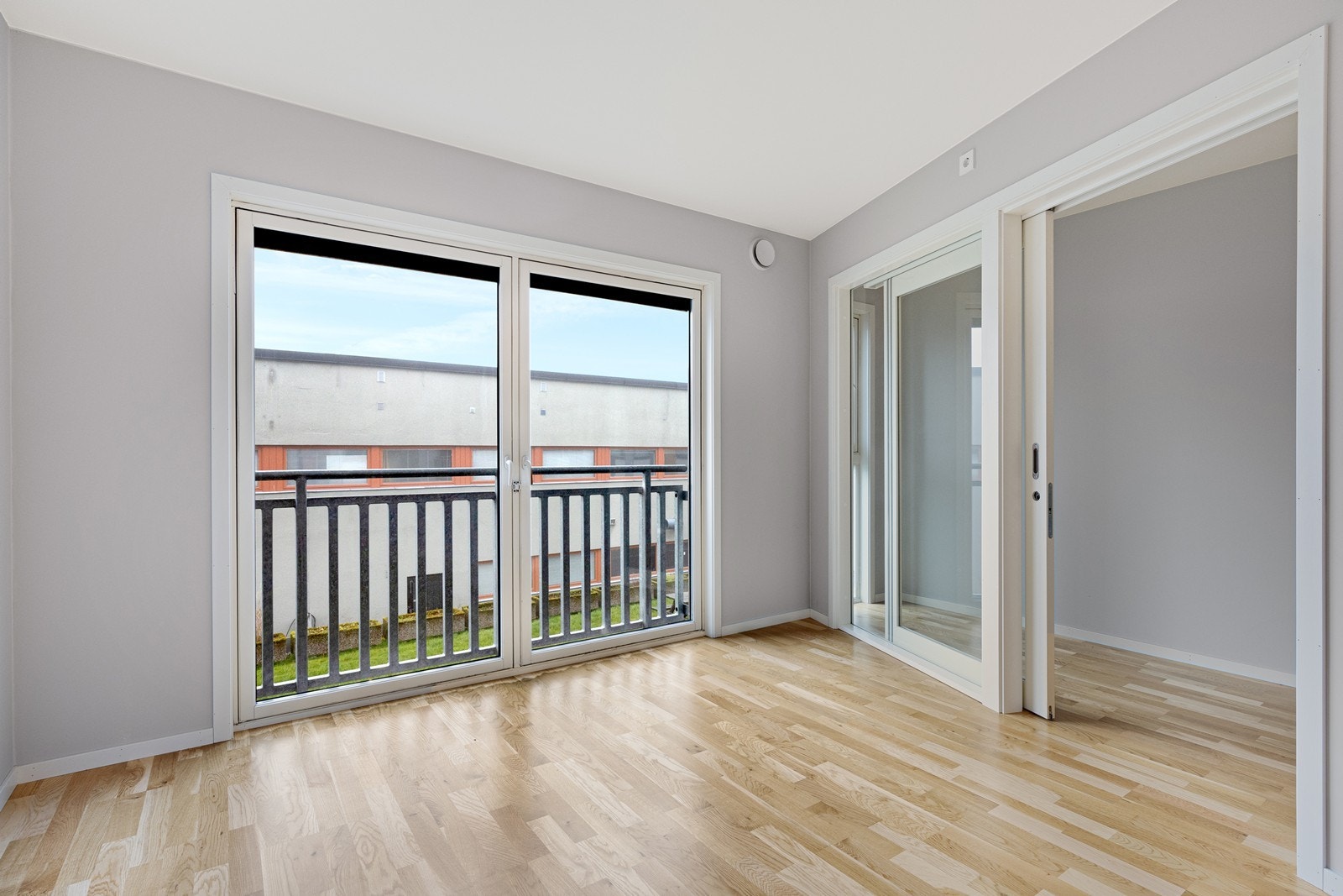 Stuen er lys og luftig. Galleribilde