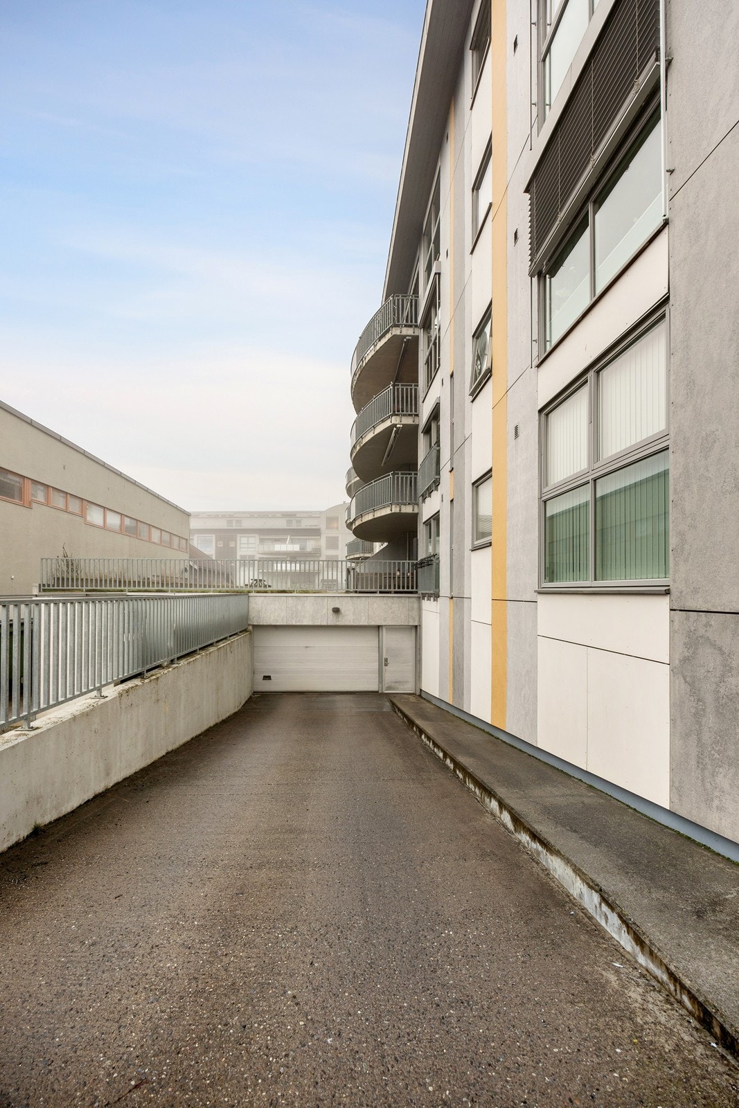 Det er parkering i felles garasjeanlegg med adkomst fra gaten. Galleribilde