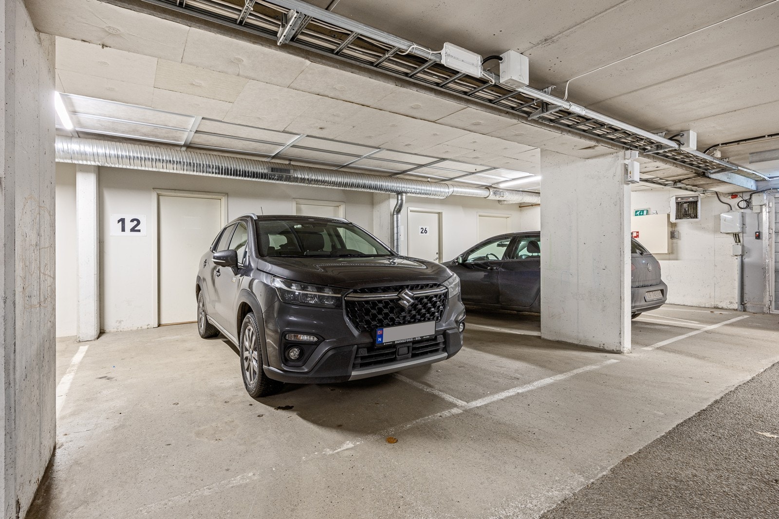 Parkeringsplass i kjeller med lukket bod. Galleribilde
