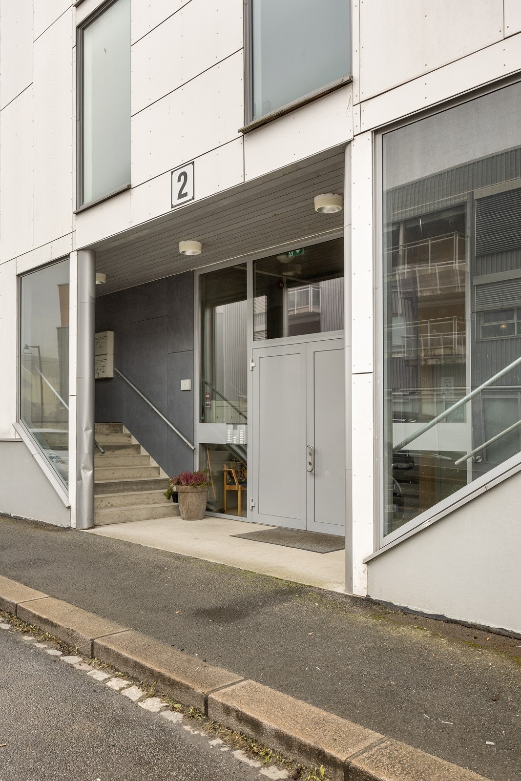 Leiligheten har felles inngangsparti ifra gateplan. Det er heis i bygget. Galleribilde