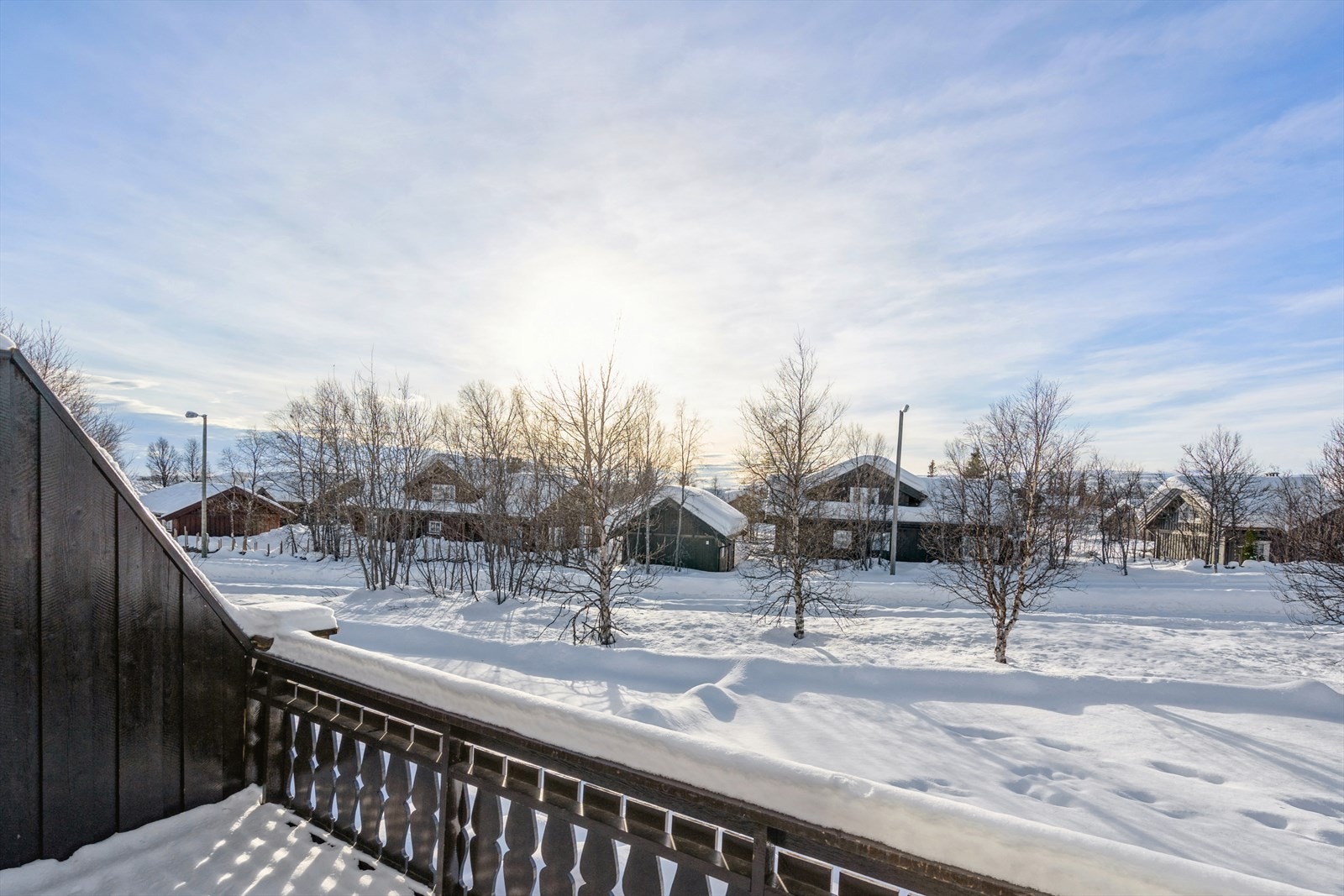 Eiendommen er beliggende sentralt på Beitostølen, men gåavstand til alt av fasiliteter og skiløyper rett på andre siden av veien. Galleribilde