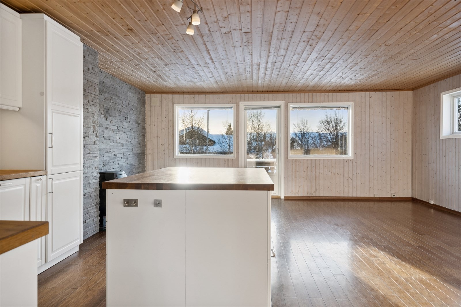 Fra stuen er det utgang til veranda hvor man kan nyte solen. Galleribilde