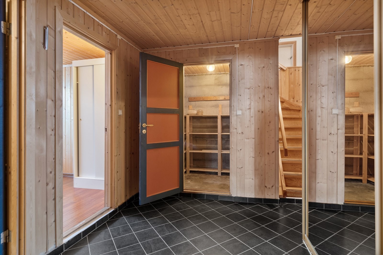 Flislagt gang/vaskerom i underetasje med opplegg for vaskemaskin. Her er det også oppbevaringsplass i innebod. Galleribilde