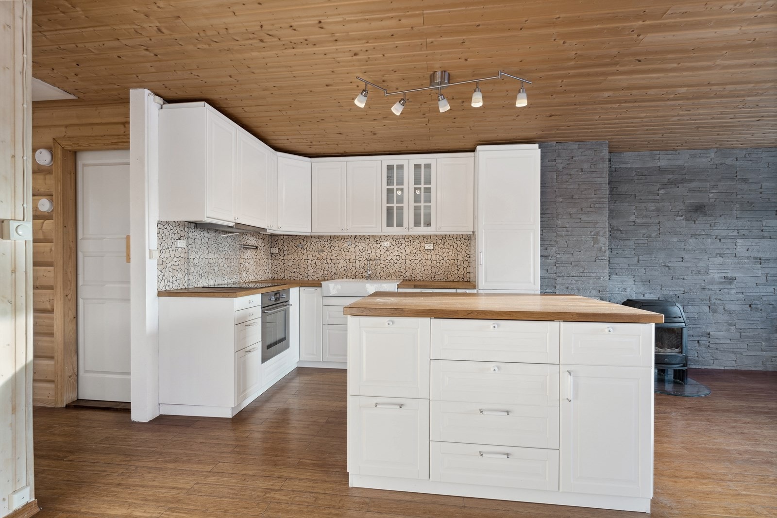 Ny kjøkkeninnredning med praktisk kjøkkenøy i lyse farger fra 2013 . Galleribilde