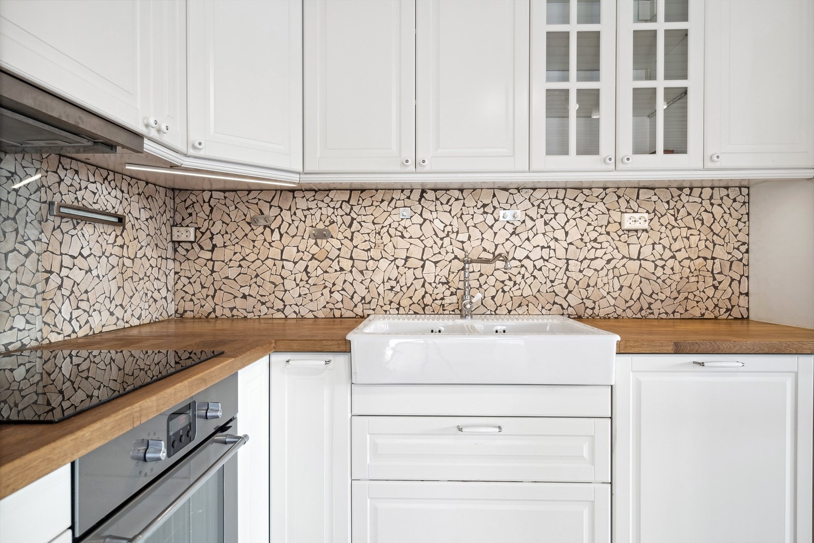 Kjøkkenet er utstyrt med integrerte hvitevarer, og ny induksjonstopp fra 2018. Galleribilde