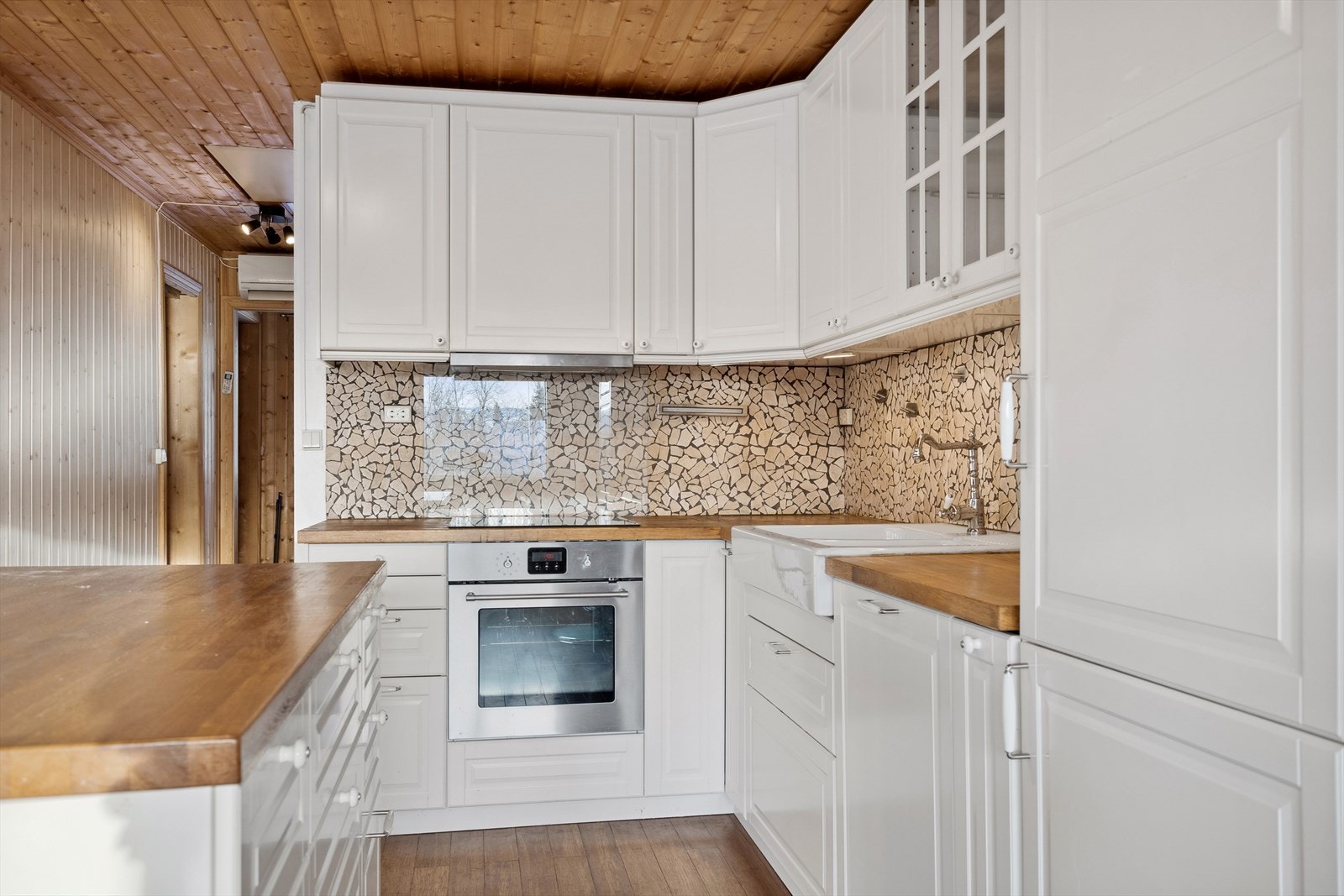 Her er det bra med lagringsplass i over- og underskap, samt god benkeplass til matlaging. Galleribilde