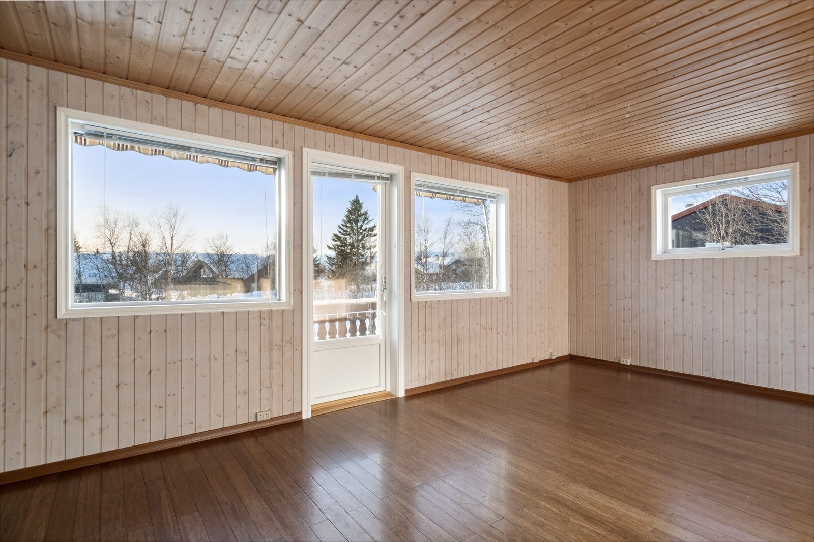 I stuen er det plass til møblering av både sofagruppe og spisegruppe. Galleribilde