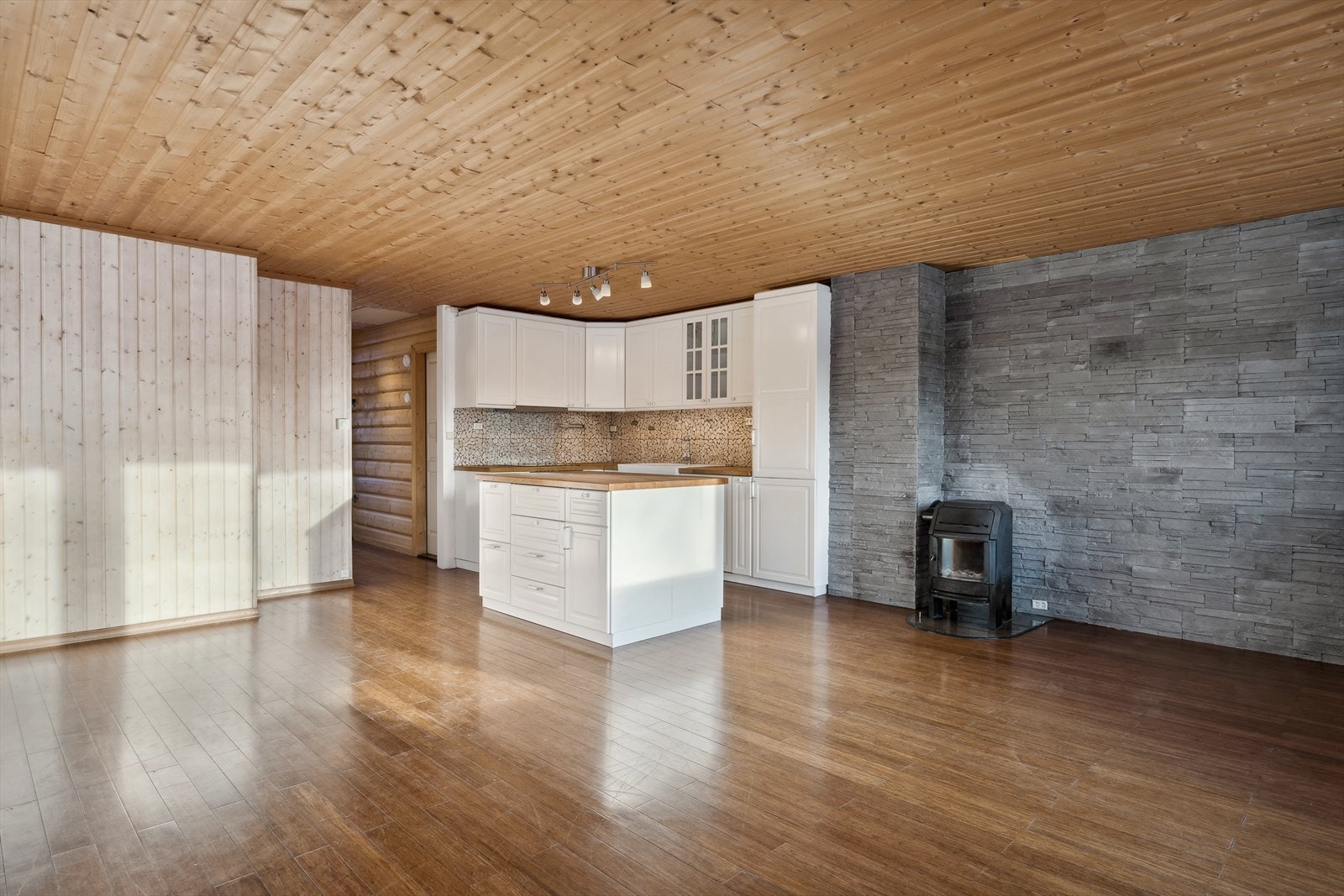 Kjøkken og stue ligger i en åpenløsning. Galleribilde