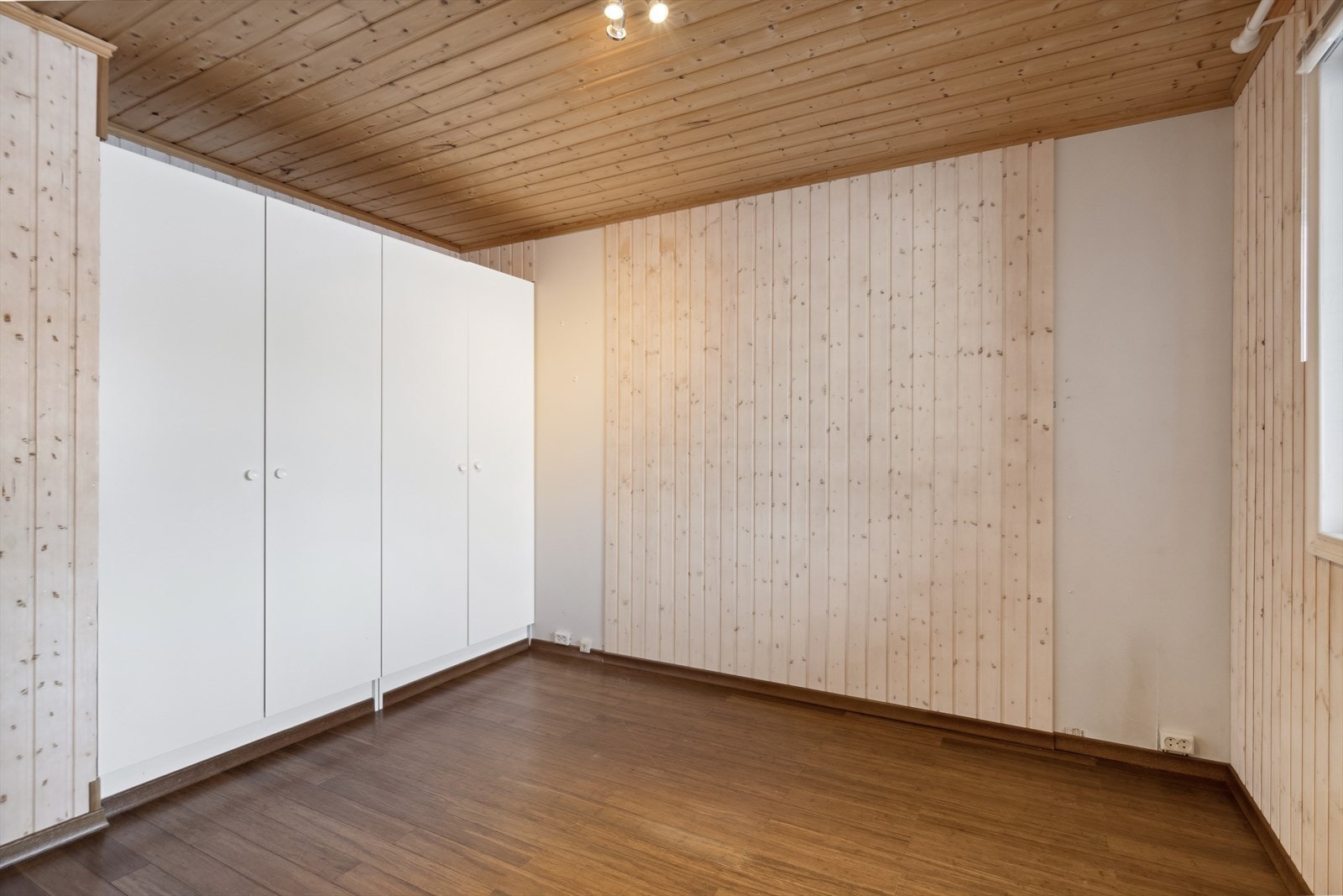 Soverom i 1.etasje med garderobeskap og plass til dobbeltseng. Galleribilde