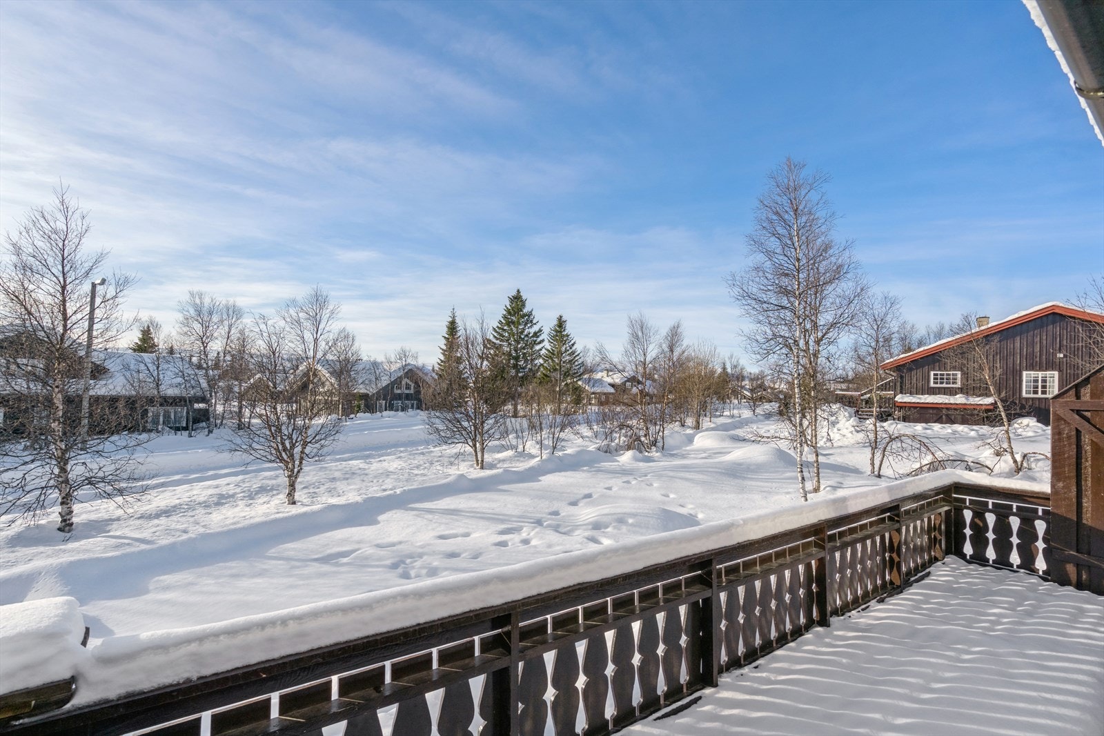 Fra verandaen har du fin utsikt mot Slettefjell og omgivelsene, og kan nyte de gode solforholdene. Galleribilde