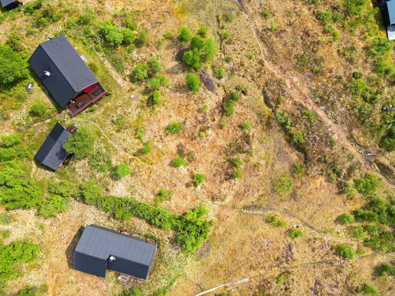 Tomten er forholdsvis flat med lite busker/trær, samt enkelt tilkomst. Kvamskogen byr på utallige flotte turer både sommer som vinter! Galleribilde