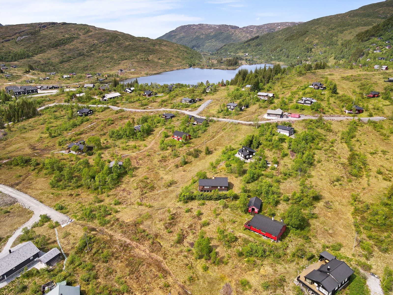 Tomten har en flott beliggenhet ca. midt i mellom Furedalen Alpint og Eikedalen skisenter, ved "foten" av populære Byrkjefjell. Galleribilde