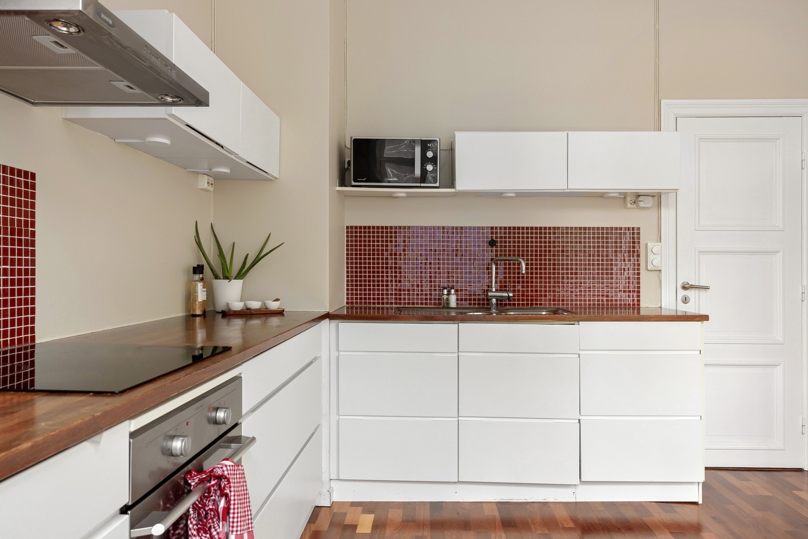 Integrert induksjonsplatetopp, stekeovn og oppvaskemaskin som selvfølgelig medfølger handelen. Galleribilde