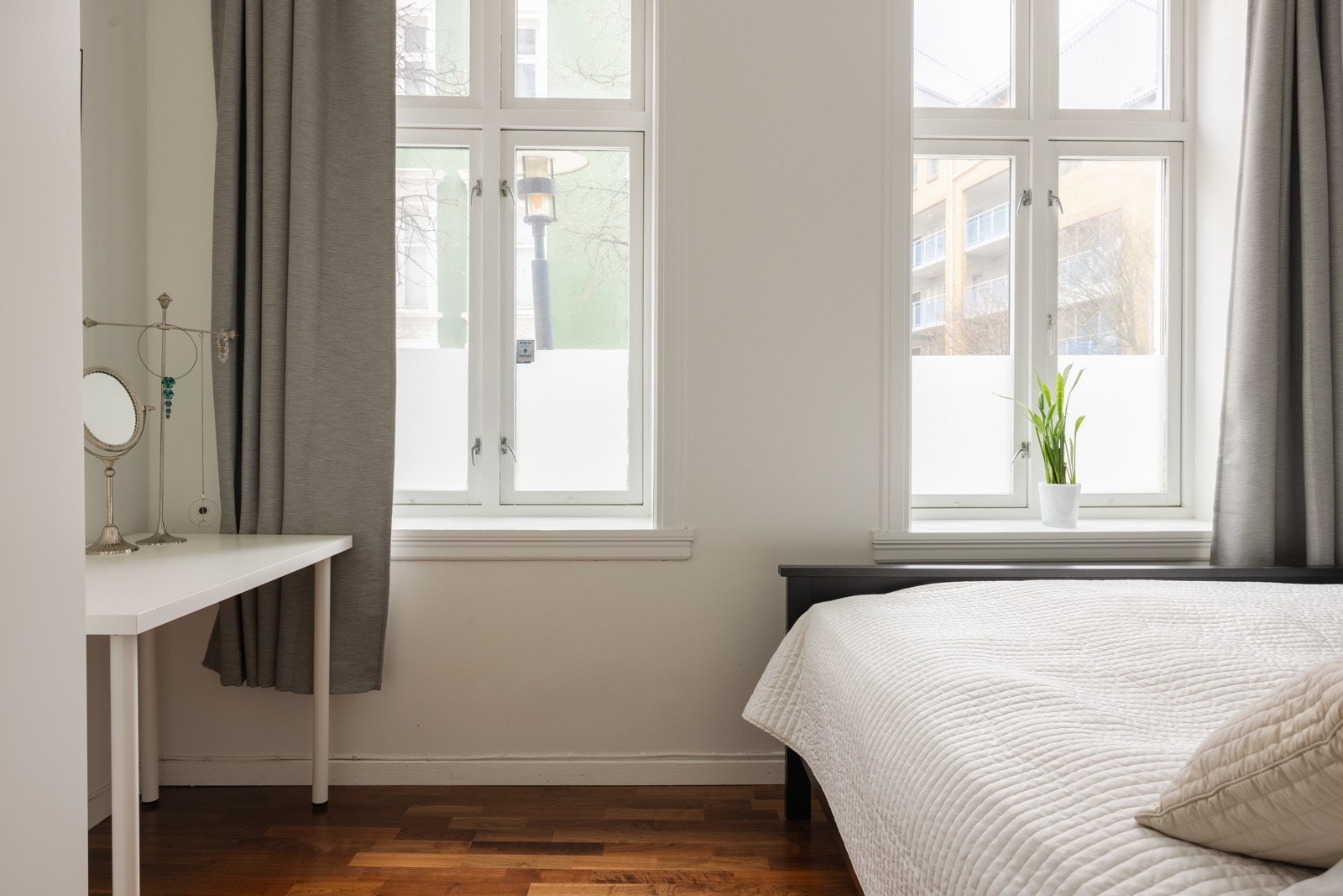 Store vinduer og høyde under taket gjør at rommet føles luftig. Galleribilde