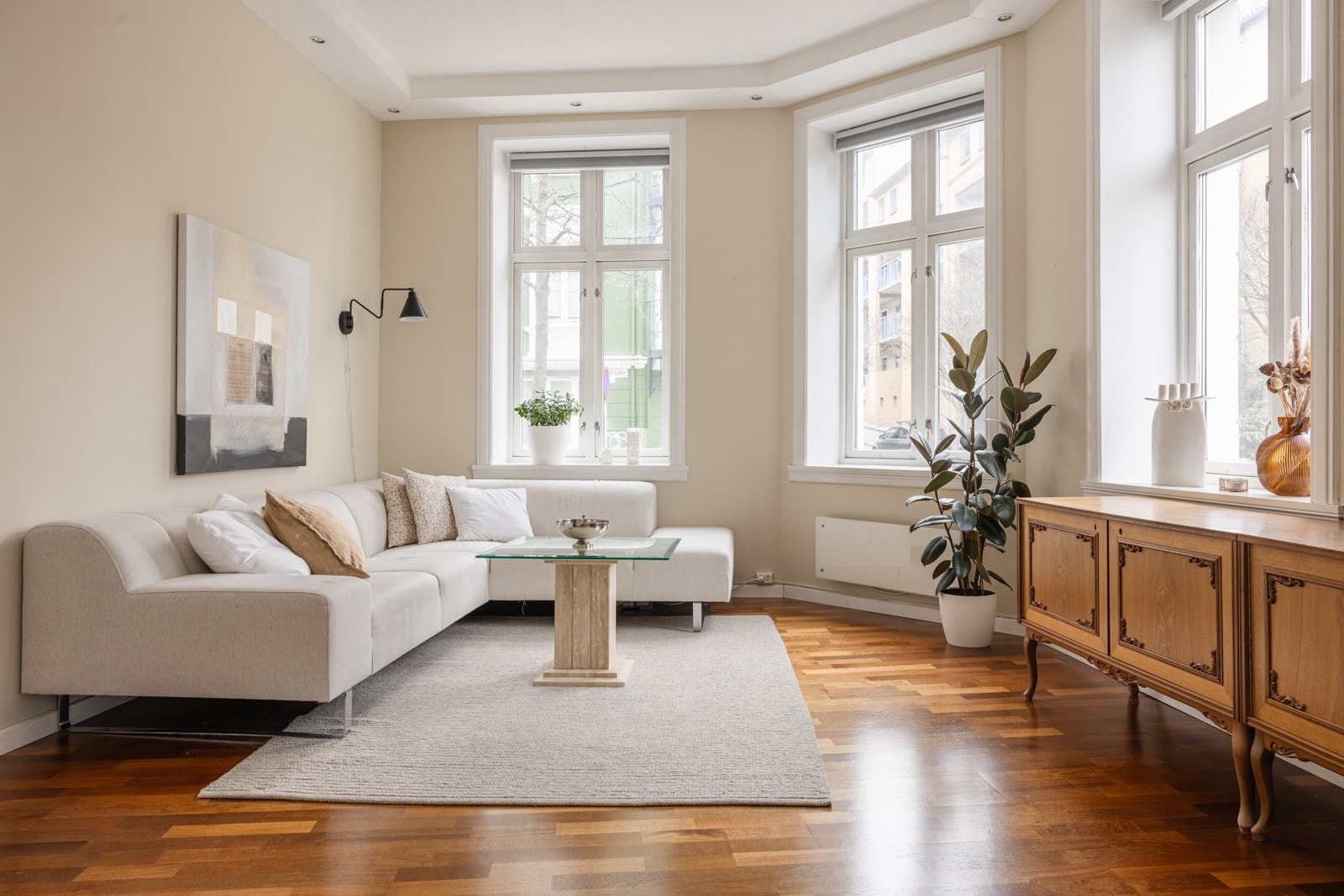 Velkommen inn i stuen! Store vinduer og god takhøyde gir en behagelig romfølelse. Galleribilde