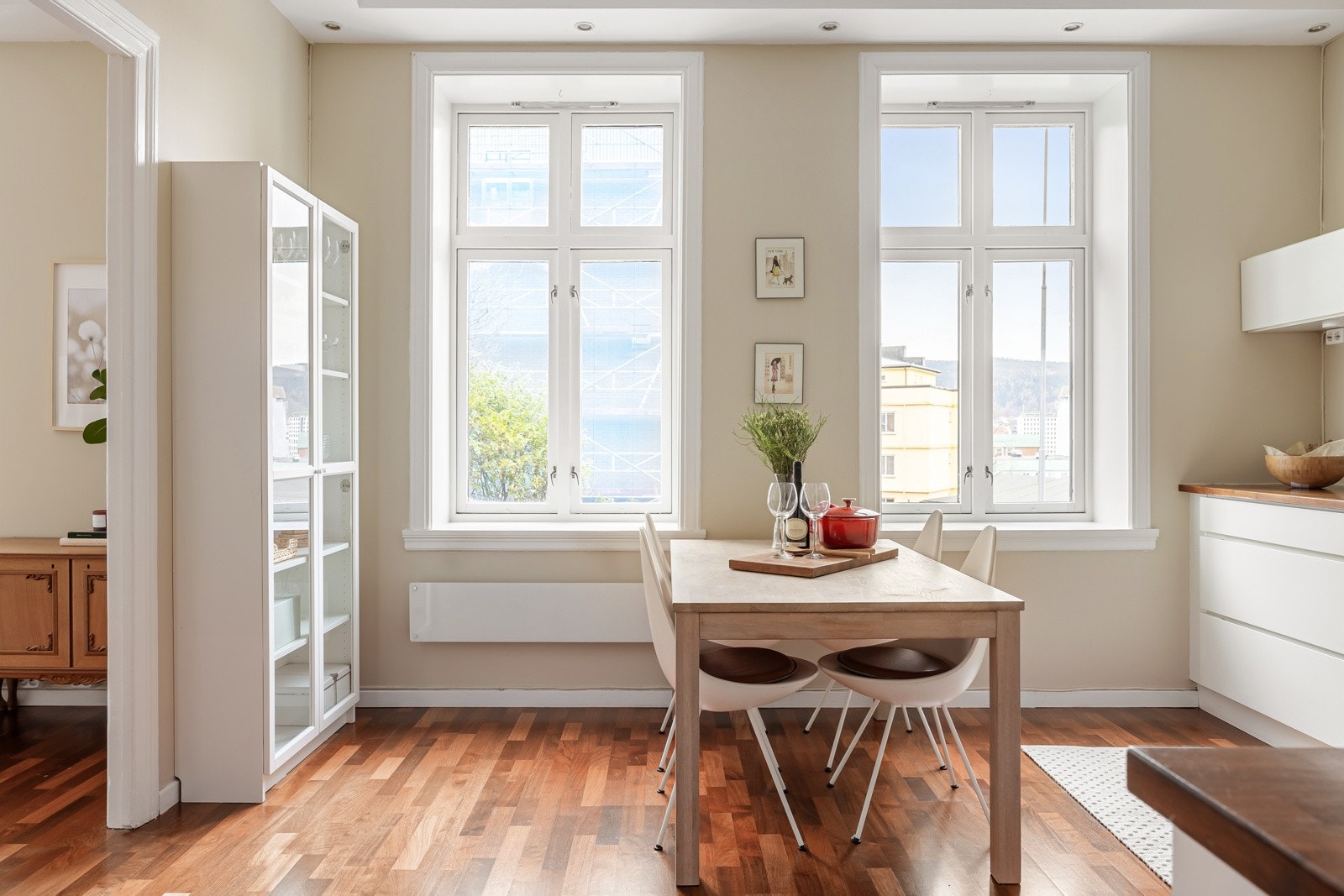 Vi beveger oss videre mot boligens kjøkkenavdeling. Galleribilde