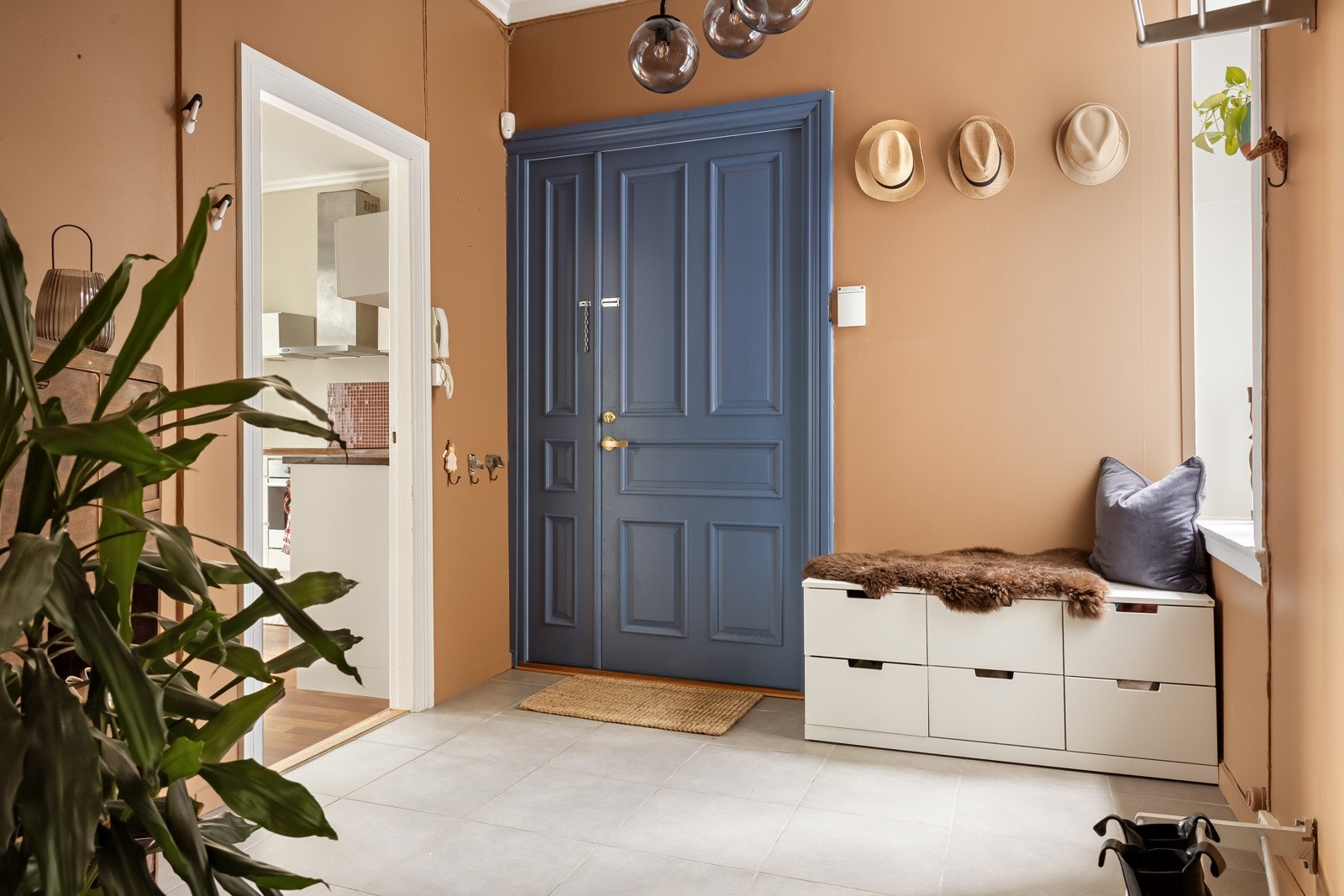 Flislagt gulv i gang og entré som både er pent og praktisk. Galleribilde