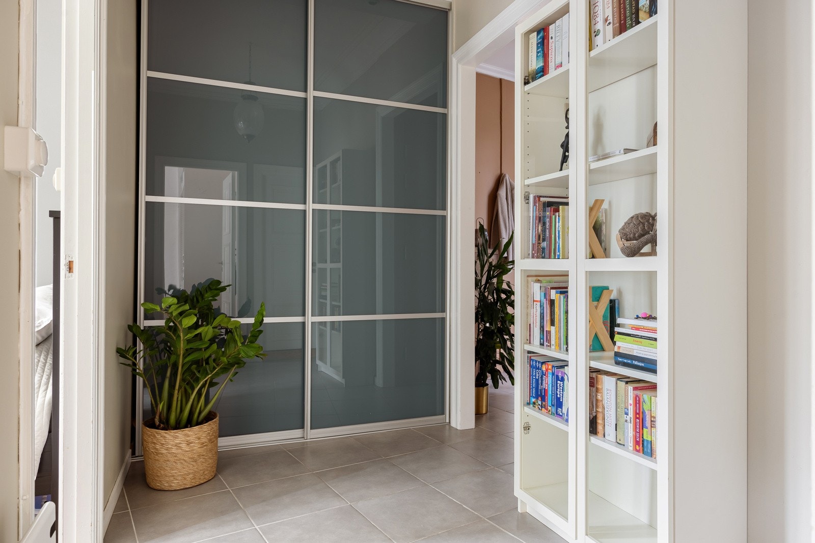 Gang med ytterlig oppbevaringsmuligheter. Galleribilde