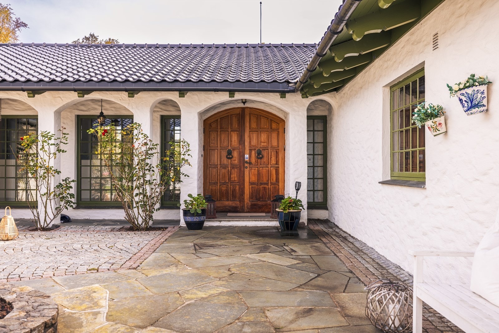 Flott inngangsparti med dobbel hovedinngangsdør. Galleribilde