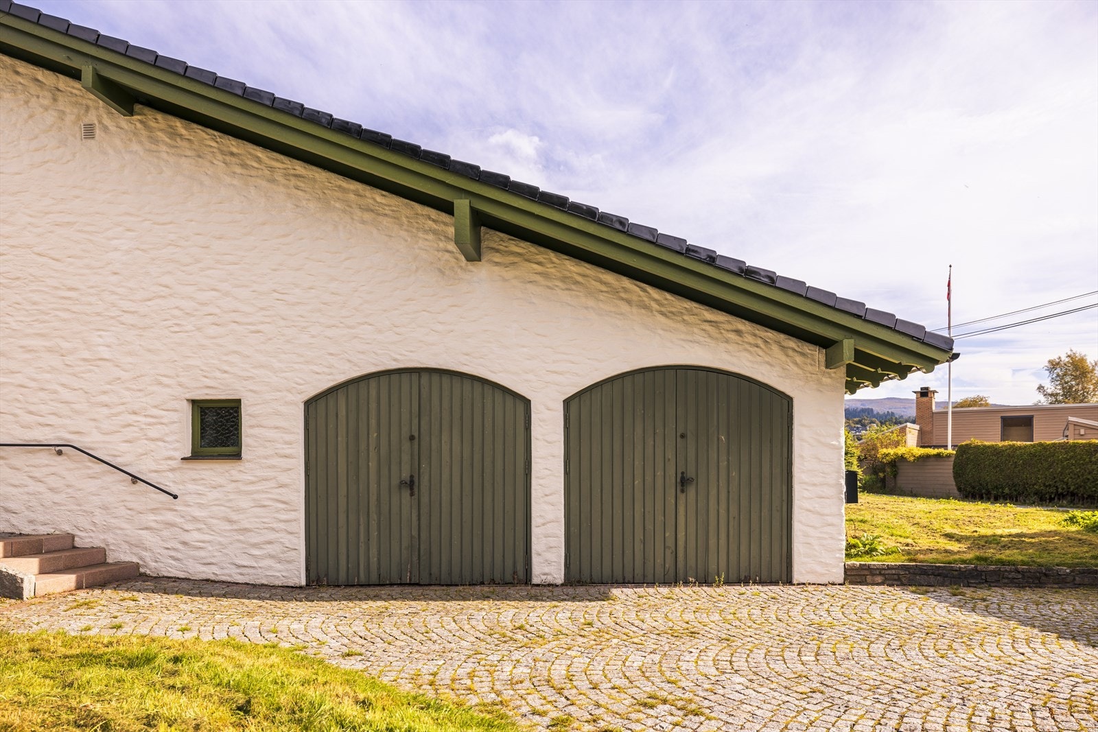 Totalt bruksareal på boligen strekker seg til hele 487 kvm. inkl integrert garasjer. Galleribilde