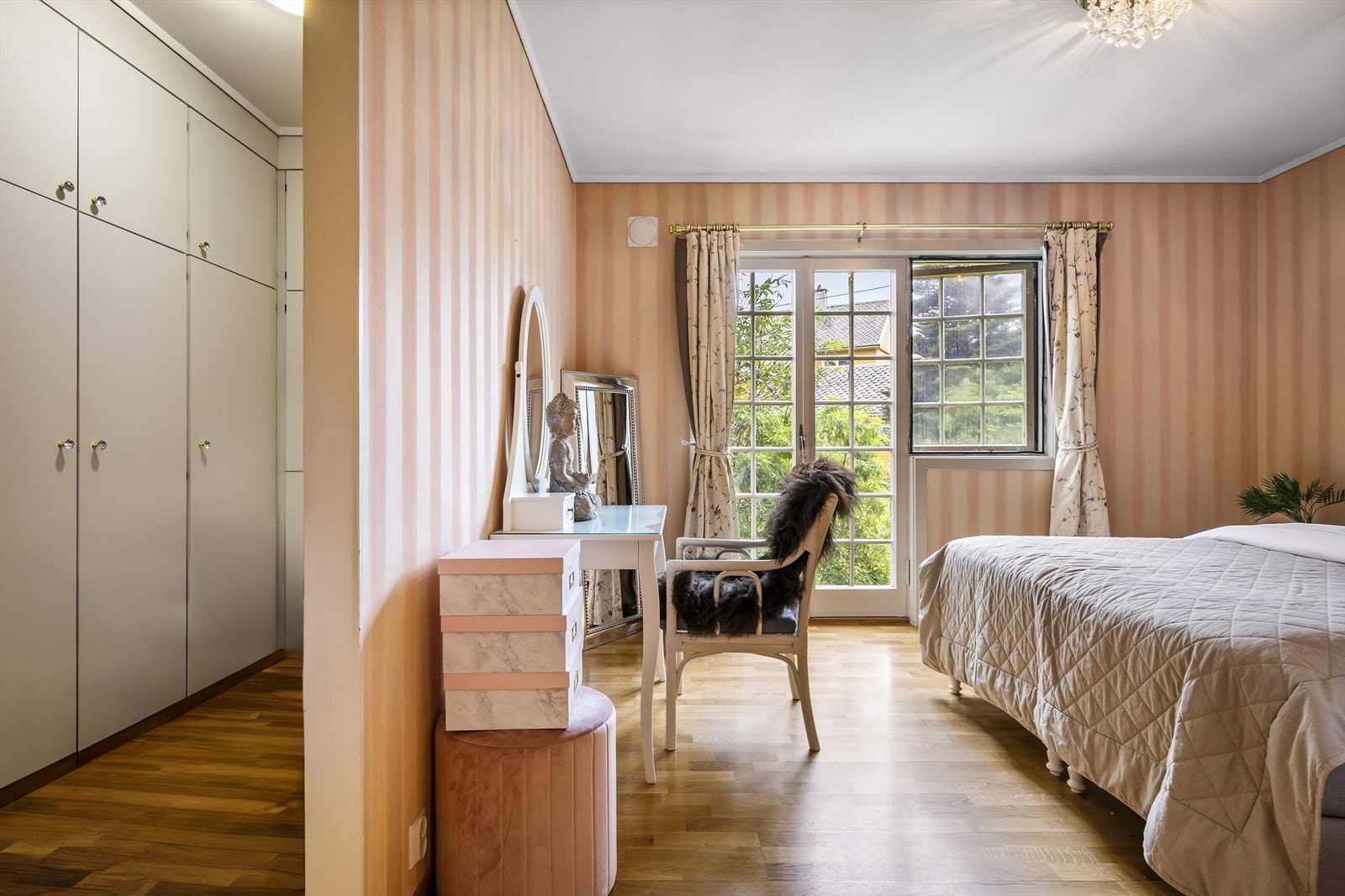 Soverom 1 med egen garderobe. Galleribilde