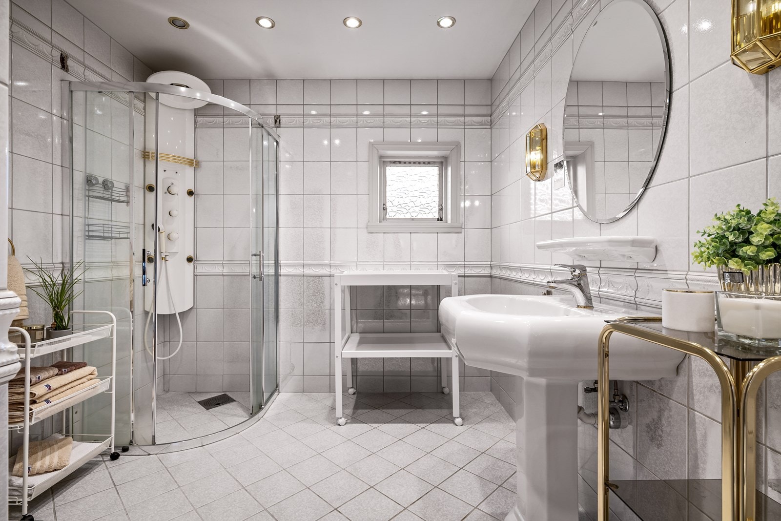 Bad 1: Tilknyttet hovedsoverommet er dette lyse helflisete badet. Galleribilde