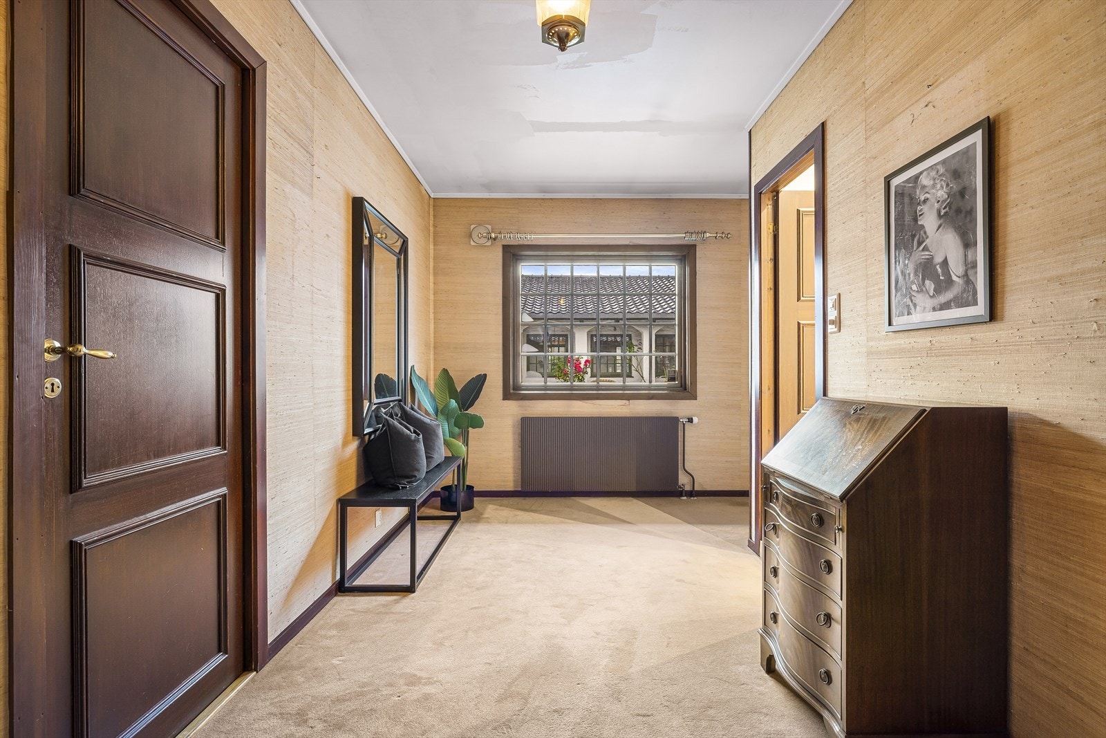 Soveromsfløyen til 3 av boligens soverom ligger i en egen fløy. Her finner man også et bad og ekstra wc-rom. Galleribilde