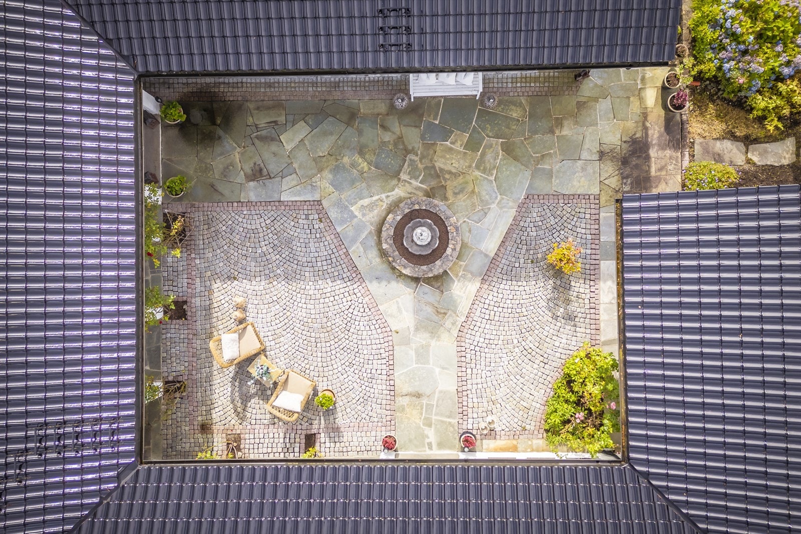 Rundt boligen er det flislagt terrassedekke, samt er usjenert atrium med lekker fontene, skifter og brostein. Galleribilde