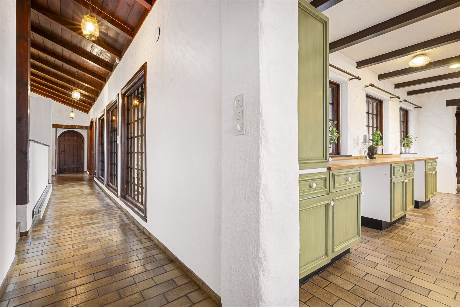 Kjøkkenet ligger i en egen sone og det er tydelig at det er gjennomtenkte løsninger i hele villaen. Galleribilde