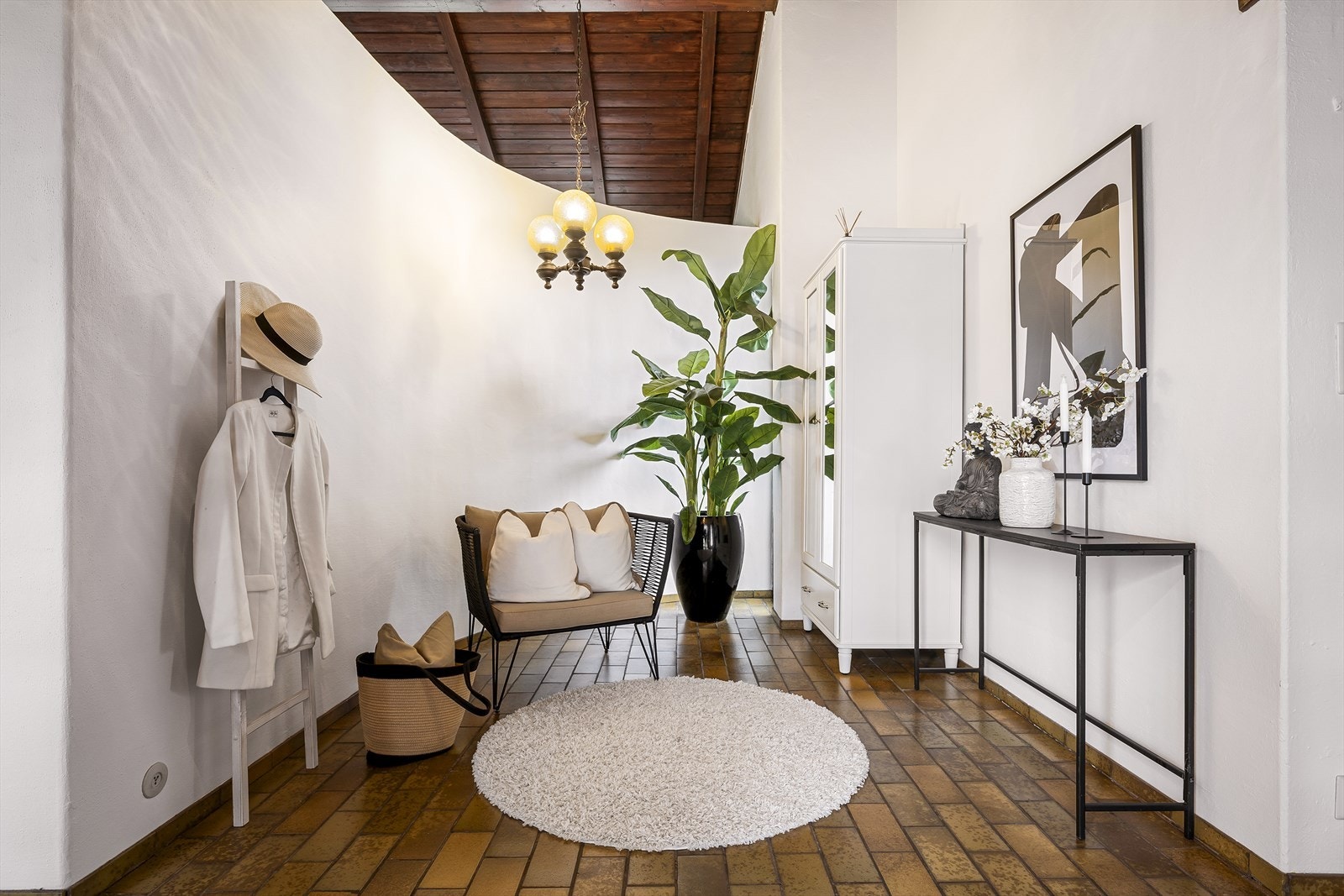 Romslig inngangsparti med gode muligheter for garderobeløsninger. Galleribilde