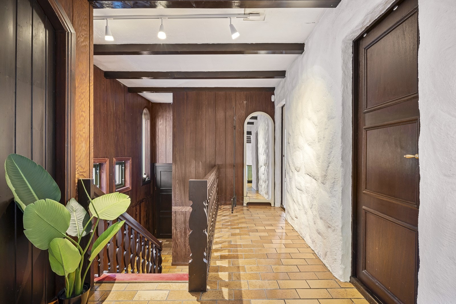 Fra gangen ved bi-inngangen går trappen ned til basseng avdelingen. Galleribilde