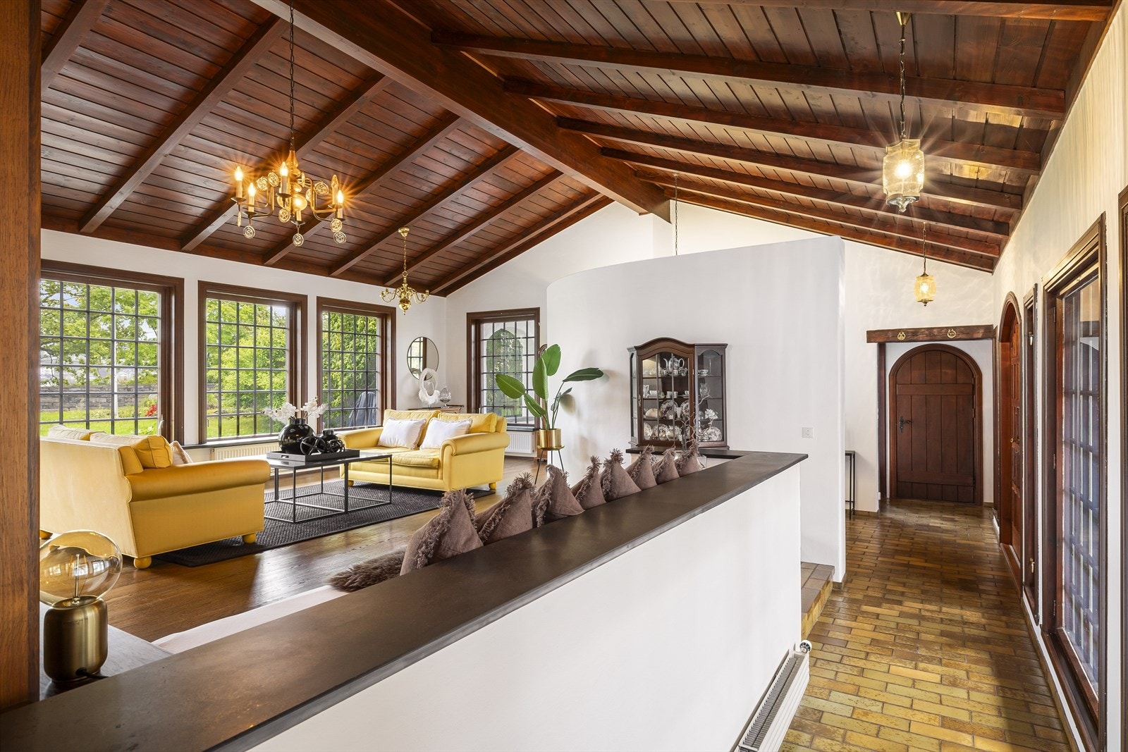 Tilbake i stuen. Døren i enden av rommet tar deg ned til en kjeller/peisestue med særpreg. Galleribilde