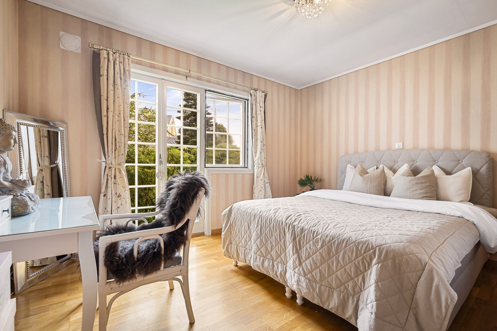 Soverom 1: En suite
hovedsoverom med tilknyttet bad og walk-in-garderobe. Galleribilde