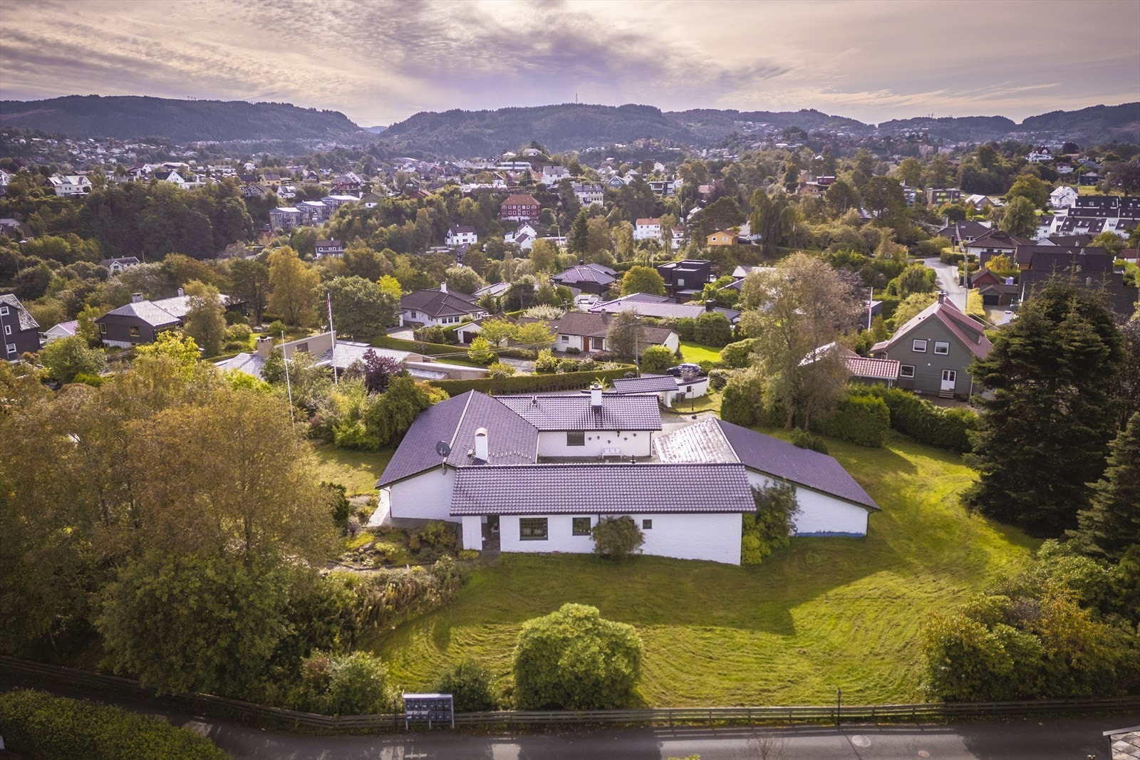 Beliggenheten vil fort falle i smak for de som ønsker en sentral beliggenhet med kollektivtransport, dagligvarebutikker, turområder, skoler og barnehager, samt Nesttun sentrum innen gangavstand. Galleribilde