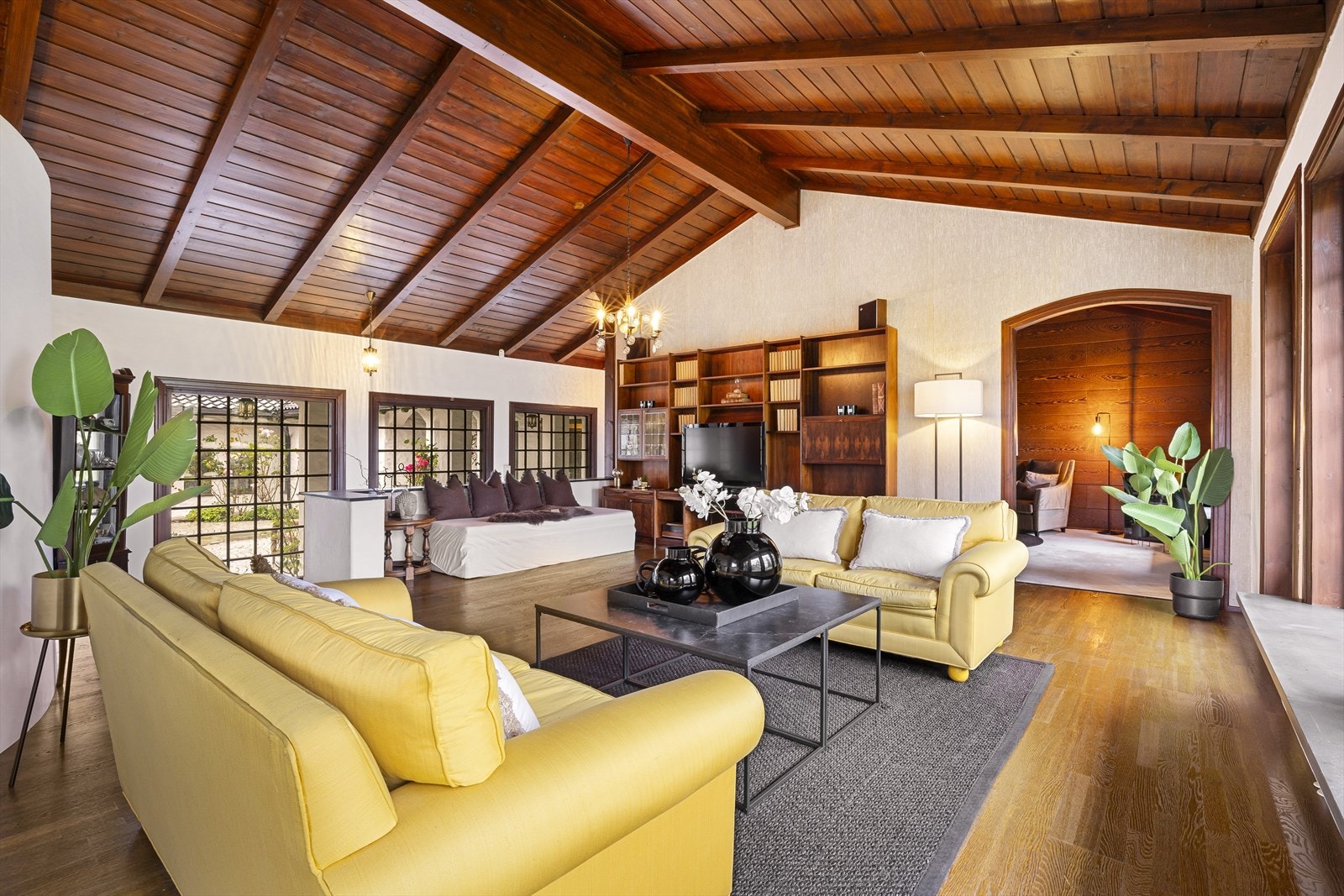 Fra daglig stuen kommer man inn til peisestuen. Galleribilde