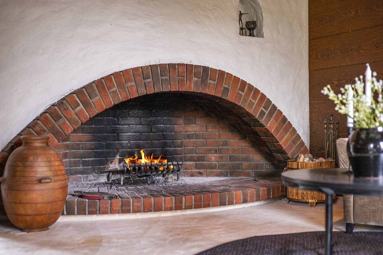 Stor og åpen peis som skaper en lun stemning og varm atmosfære
. Galleribilde