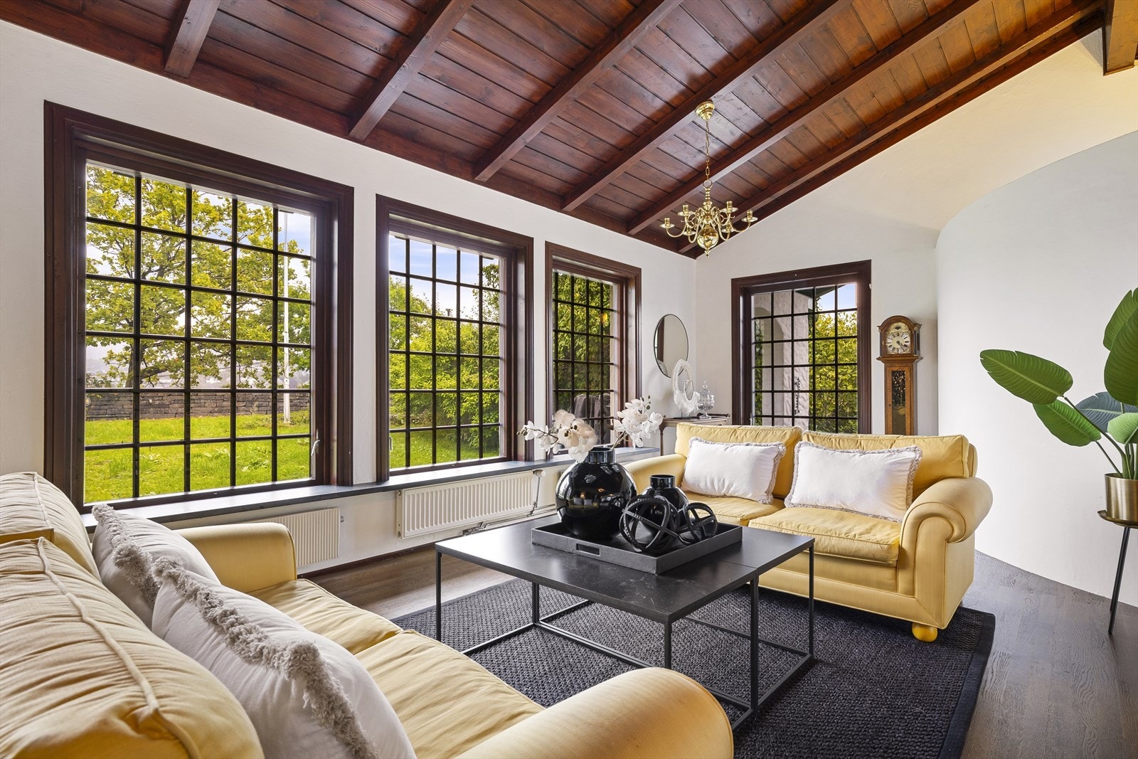 Mange vinduer for godt lysinnslipp og god atmosfære. Ingen innsyn. Galleribilde