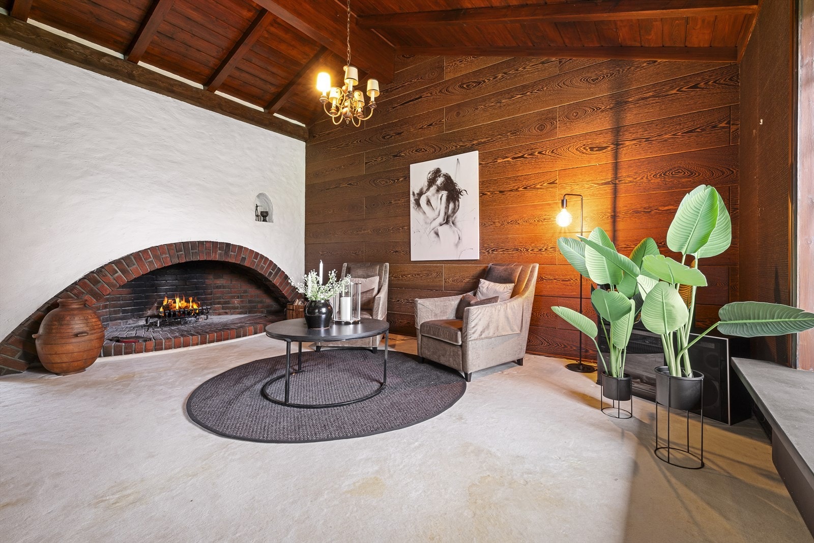 Romslig peisestue med et særdeles stilfult ildsted Galleribilde