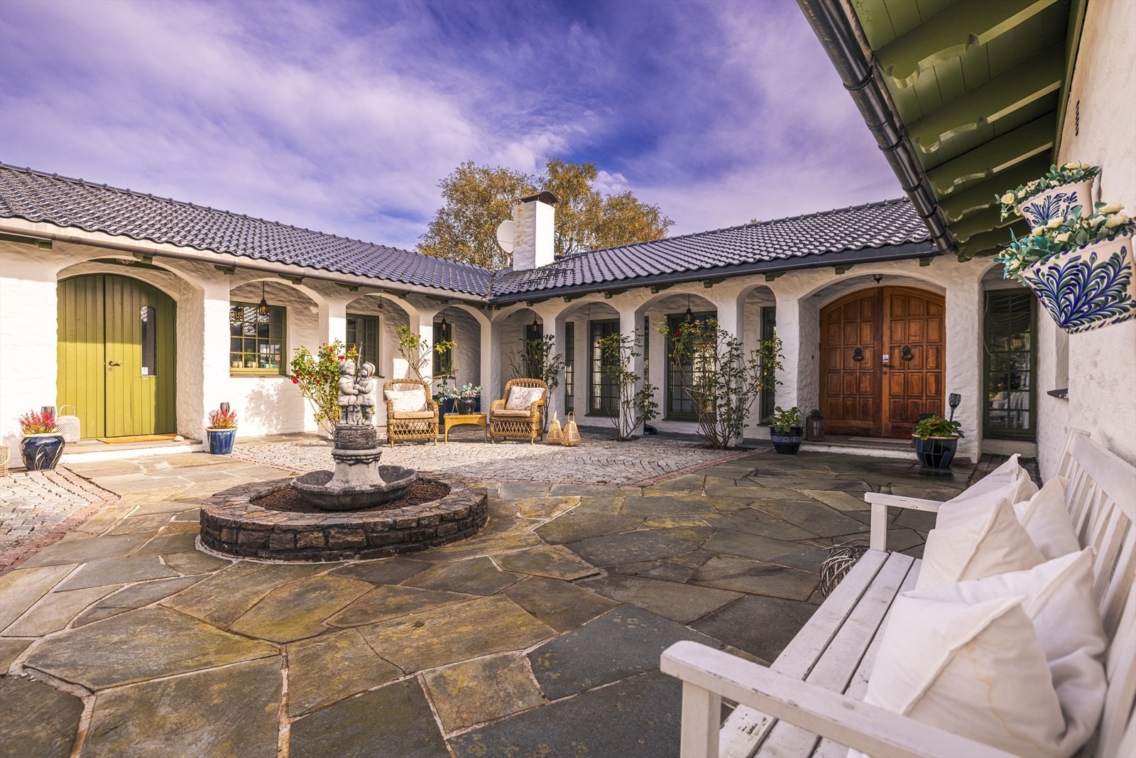 Flere innganger til huset. Galleribilde