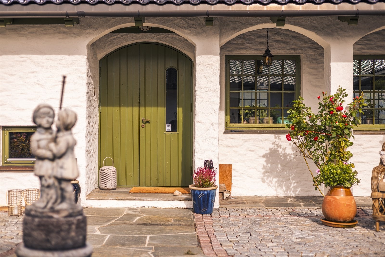 Bi-inngangen tar deg til kjøkkenet. En praktisk inngang i hverdagen. Hovedinngangen blir mest brukt til gjesteinngang. Galleribilde