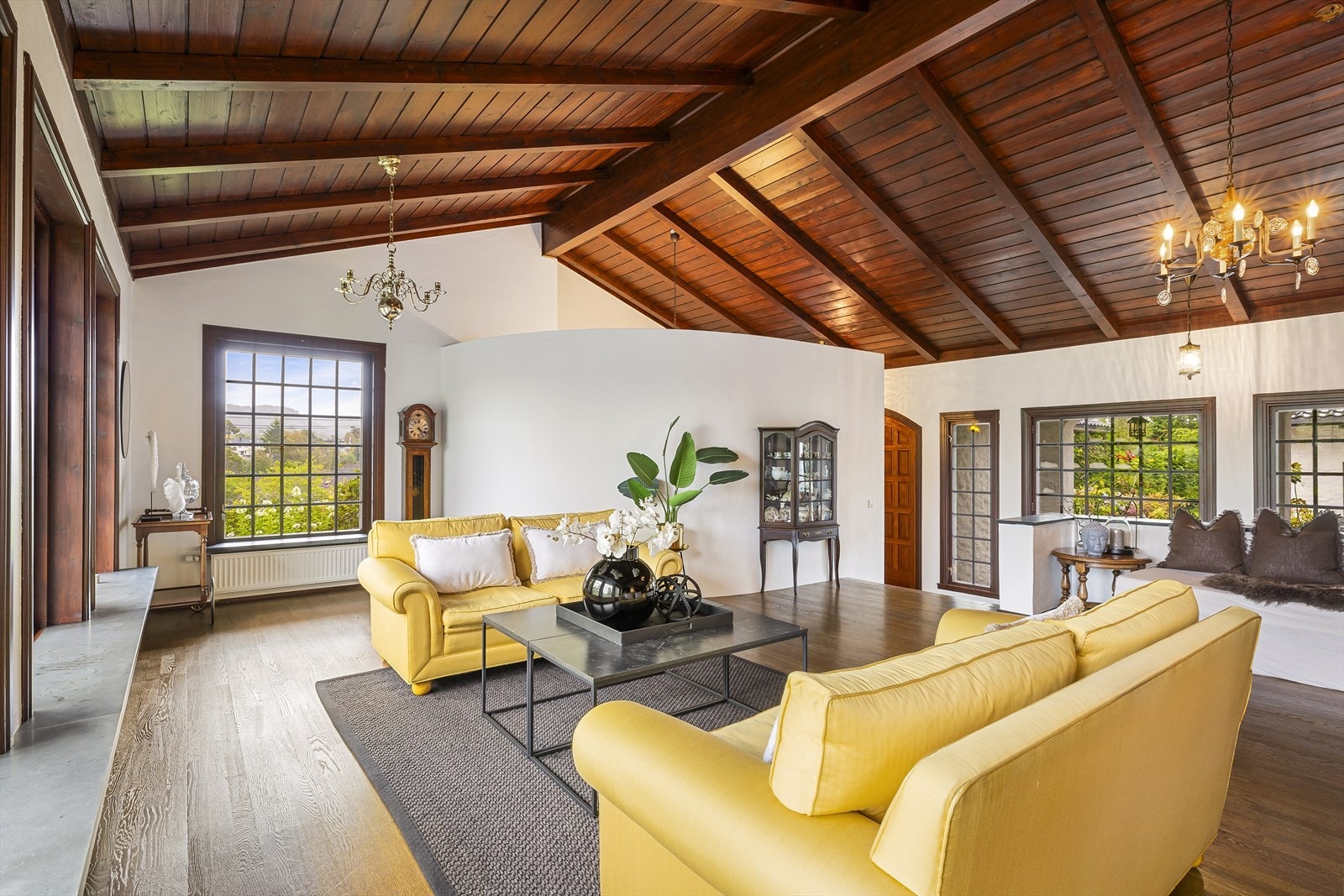 Romslig og lys stue med god takhøyde. Galleribilde